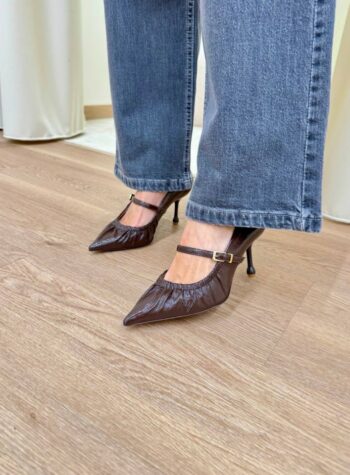Shop Online Decollete con arricciatura in vernice moro Ovyè