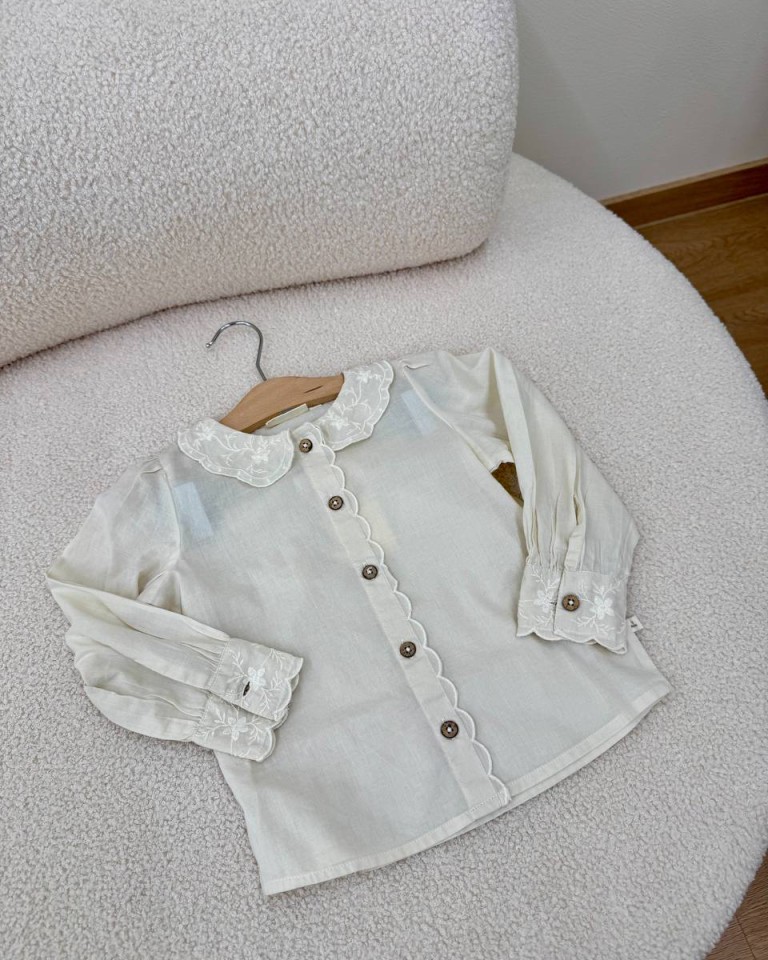 Camicia ricami polsi e collo burro Lil'Atelier Shop Online Camicia ricami polsi e collo burro Lil'Atelier