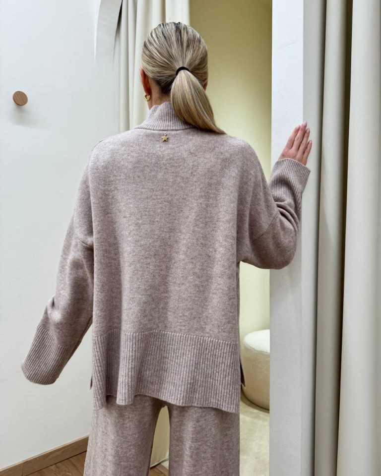Maglione over scatoletta spacchi laterali beige Souvenir Shop Online Maglione over scatoletta spacchi laterali beige Souvenir