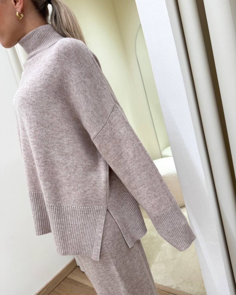 Maglione over scatoletta spacchi laterali beige Souvenir Shop Online Maglione over scatoletta spacchi laterali beige Souvenir