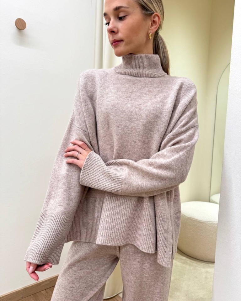 Maglione over scatoletta spacchi laterali beige Souvenir Shop Online Maglione over scatoletta spacchi laterali beige Souvenir