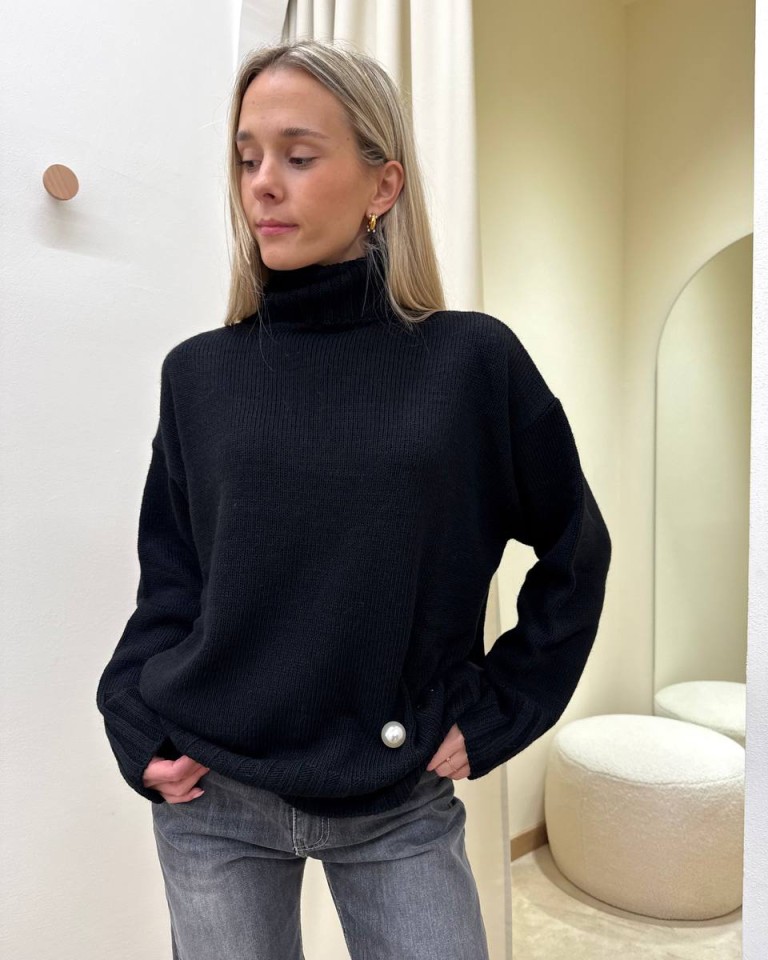 Maglione collo alto con spilla nero Kontatto Shop Online Maglione collo alto con spilla nero Kontatto