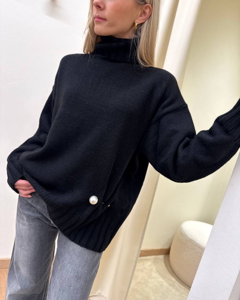 Maglione collo alto con spilla nero Kontatto Shop Online Maglione collo alto con spilla nero Kontatto