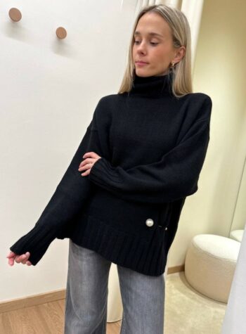 Shop Online Maglione collo alto con spilla nero Kontatto
