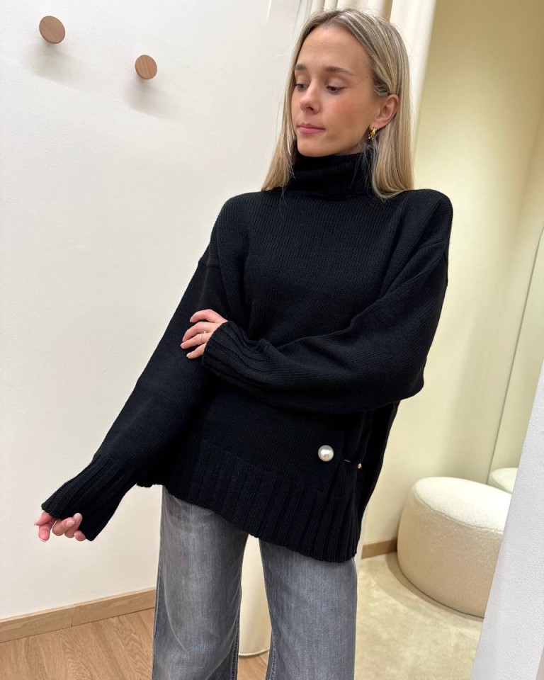 Maglione collo alto con spilla nero Kontatto Shop Online Maglione collo alto con spilla nero Kontatto