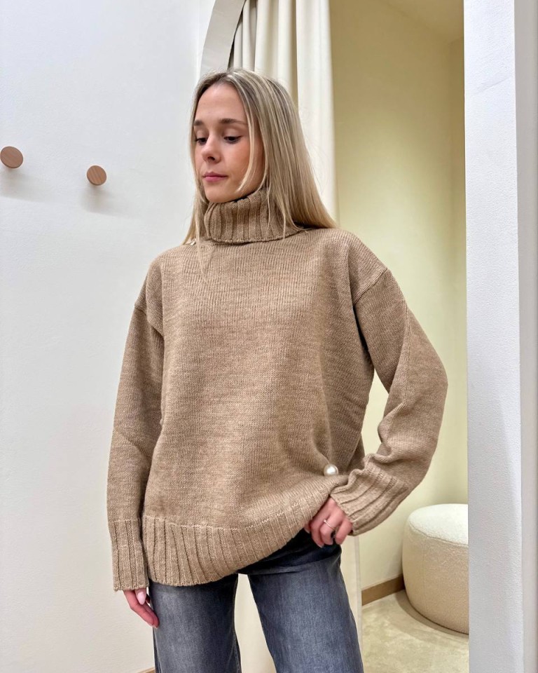Maglione collo alto con spilla cammello mélange Kontatto Shop Online Maglione collo alto con spilla cammello mélange Kontatto