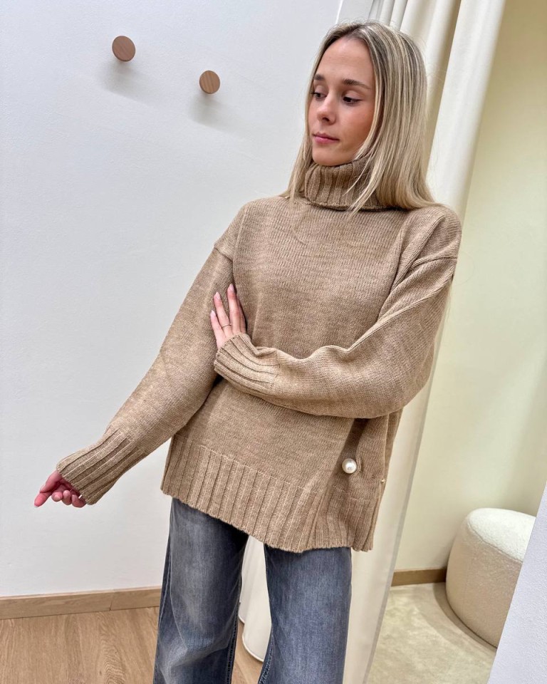 Maglione collo alto con spilla cammello mélange Kontatto Shop Online Maglione collo alto con spilla cammello mélange Kontatto