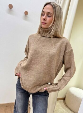 Shop Online Maglione collo alto con spilla cammello mélange Kontatto