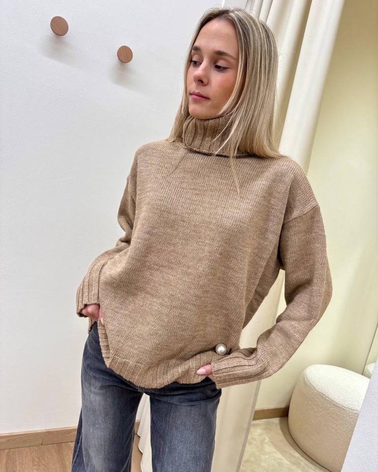 Maglione collo alto con spilla cammello mélange Kontatto Shop Online Maglione collo alto con spilla cammello mélange Kontatto