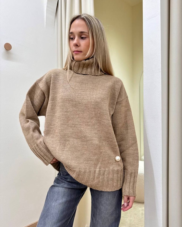 Maglione collo alto con spilla cammello mélange Kontatto Shop Online Maglione collo alto con spilla cammello mélange Kontatto