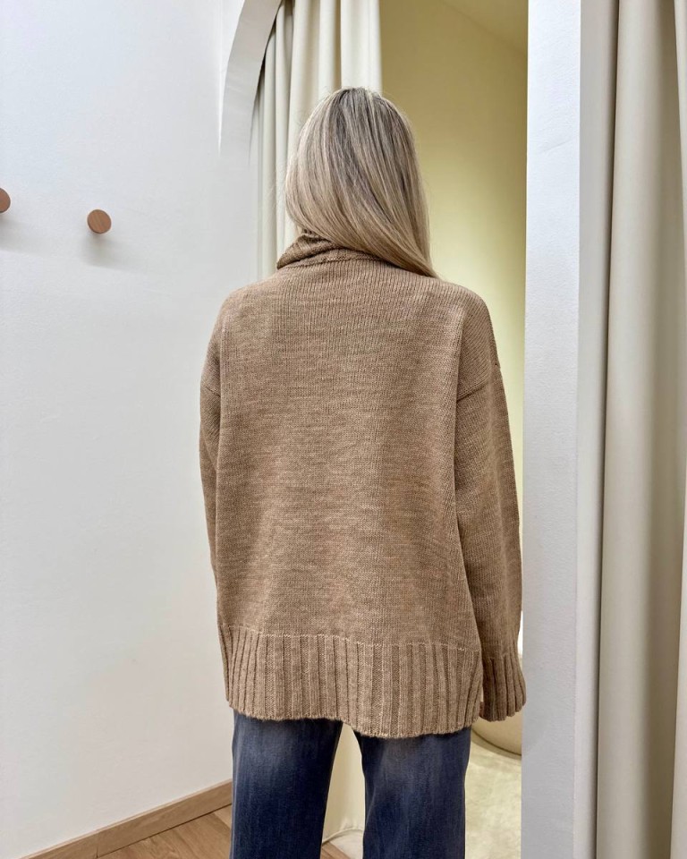 Maglione collo alto con spilla cammello mélange Kontatto Shop Online Maglione collo alto con spilla cammello mélange Kontatto