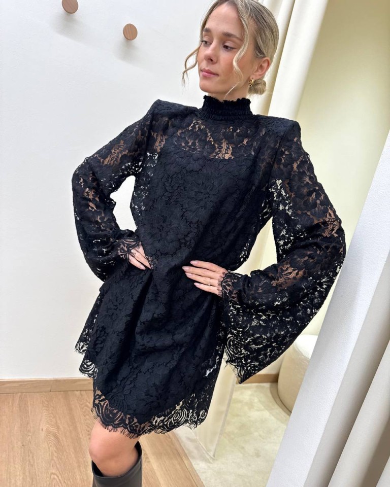 Vestito collo alto in pizzo nero Tensione In Shop Online Vestito collo alto in pizzo nero Tensione In