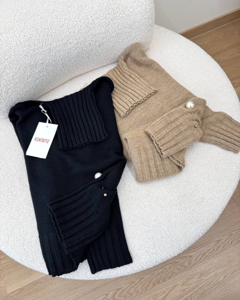 Maglione collo alto con spilla nero Kontatto Shop Online Maglione collo alto con spilla nero Kontatto