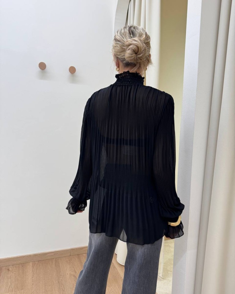 Blusa plisse collo alto nera Kontatto Shop Online Blusa plisse collo alto nera Kontatto
