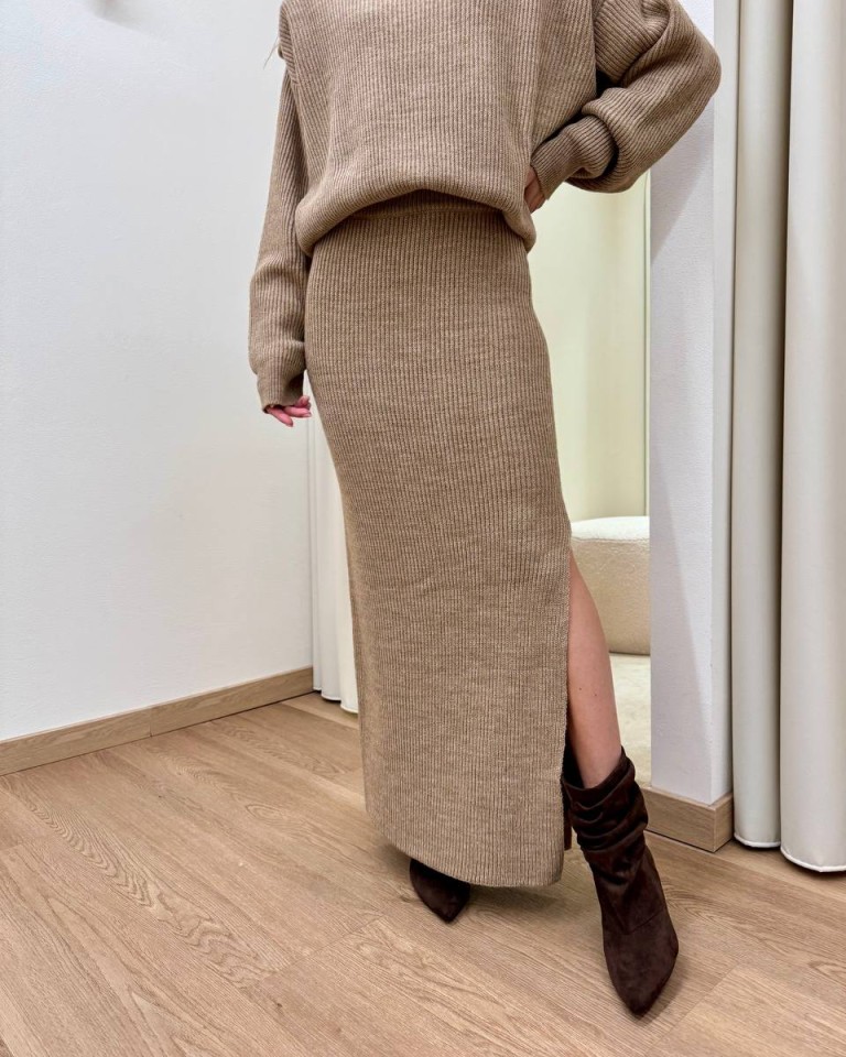 Gonna longuette con spacco in maglia cammello Kontatto Shop Online Gonna longuette con spacco in maglia cammello Kontatto